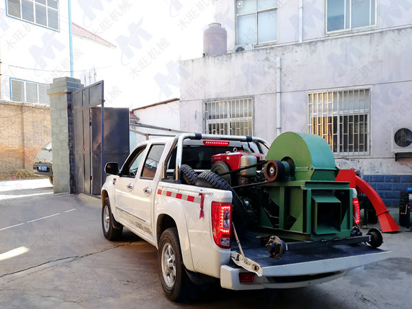 河南南陽(yáng)客戶開(kāi)車(chē)自提一臺(tái)移動(dòng)式木屑機(jī)